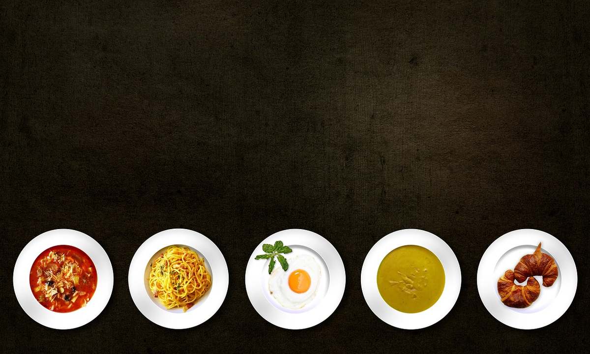 Assiette blanche avec plat de pâtes, assiette blanche avec plat de soupe, assiette blanche avec plat de viande, assiette blanche avec plat de légumes, assiette blanche avec plat de viande grillée Assiette blanche avec plat de pâtes, assiette blanche avec plat de soupe, assiette blanche avec plat de viande, assiette blanche avec plat de légumes, assiette blanche avec plat de viande grillée