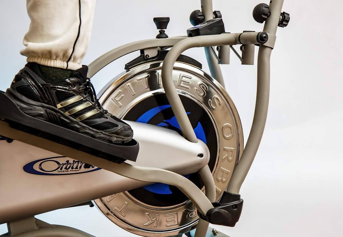 Pied en mouvement sur elliptique Orbit, entraînement en salle de sport