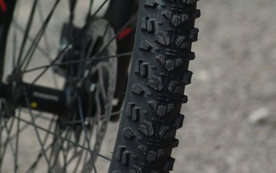 Gros plan du pneu crantele d'un vélo de montagne, prise de côté en extérieur