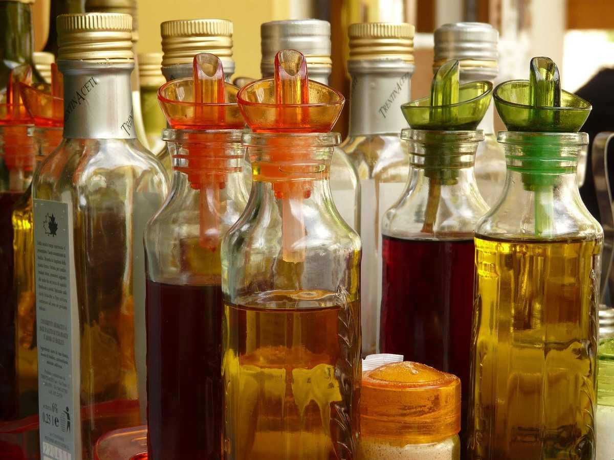 Bouteilles de liquides avec pompes sur une table en intérieur