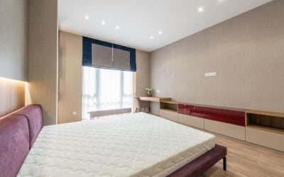 Chambre moderne avec lit, matelas, fenêtre et meuble bas